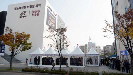 힐스테이트 어울림 효자 견본주택에 방문한 방문객들의 모습. <현대건설 컨소시엄 제공>